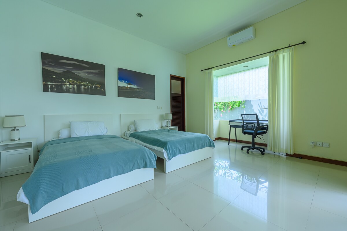 Lucky Lily Villa