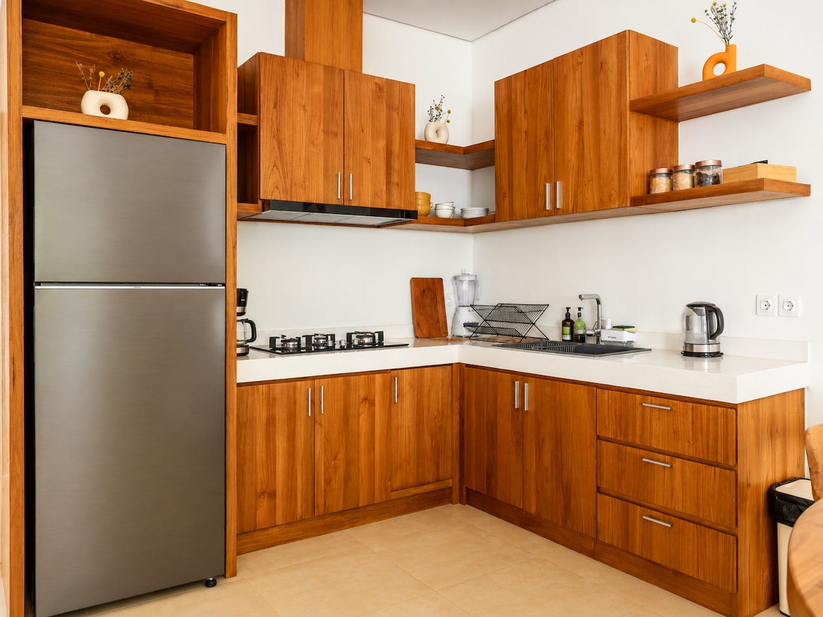 Modern 2BR Pool Townhouse in Sanur — Full kitchen photo 2