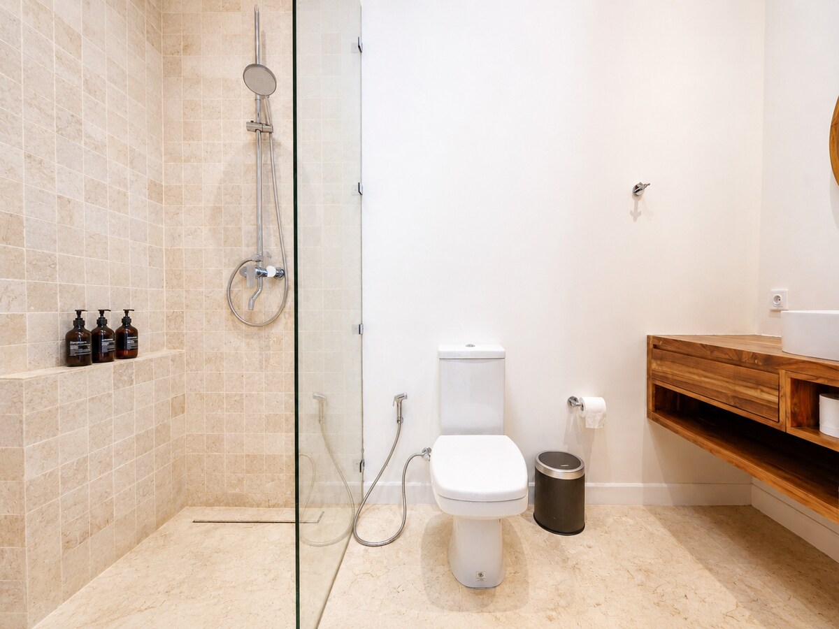 Modern 2BR Pool Townhouse in Sanur — Full bathroom 1 photo 1