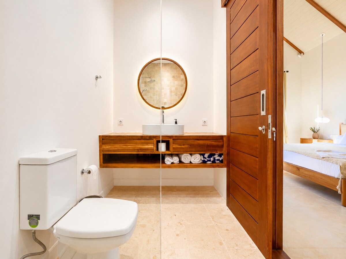 Modern 2BR Pool Townhouse in Sanur — Half bathroom photo 2